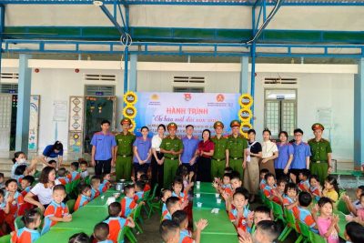 Gieo mầm yêu thương từ những bữa cơm nơi biên cương